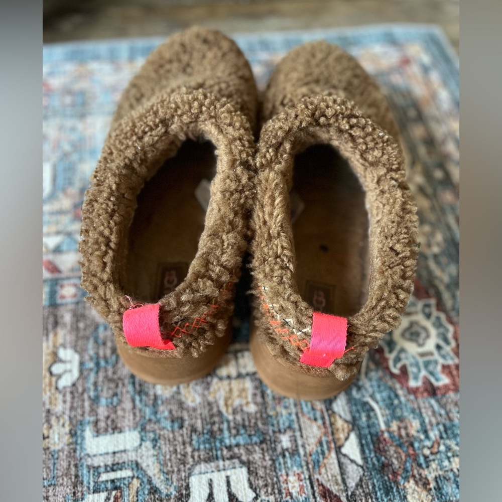 UGG Brown Fuzzy Slip-On Slippers with Pink Pull Tabs - Picture 5 of 5